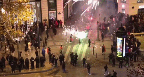 法国和摩洛哥队球迷在法国巴黎街头引发骚乱，警方发射催泪瓦斯