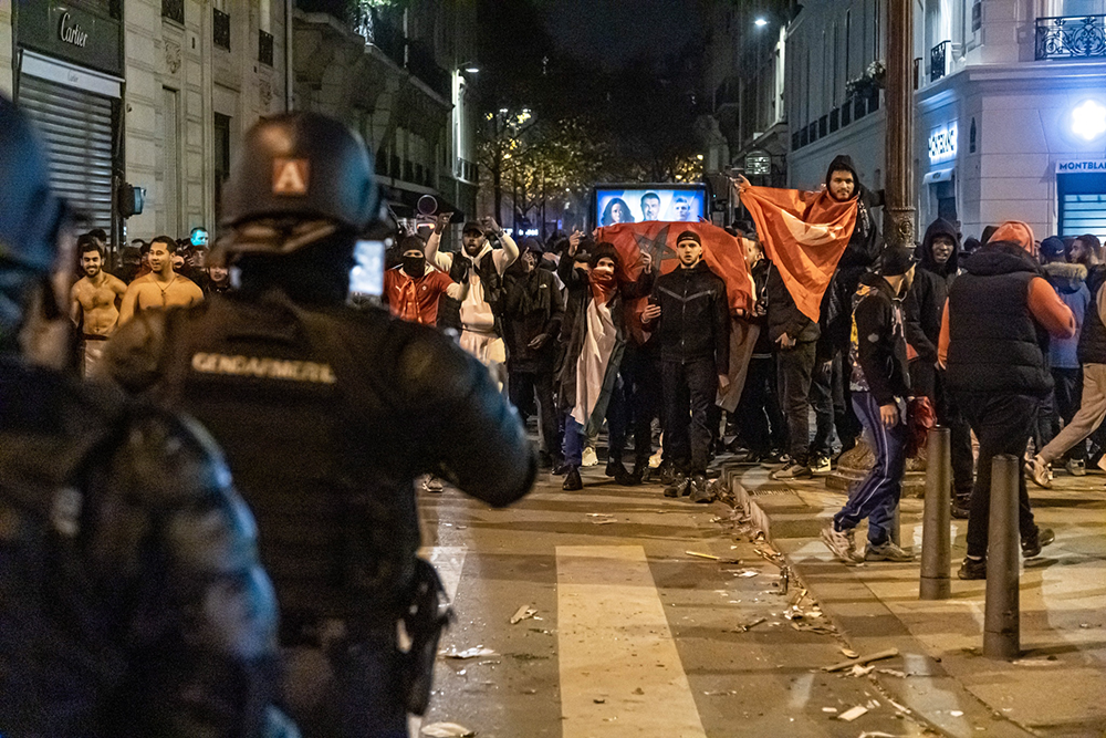 法国和摩洛哥队球迷在法国巴黎街头引发骚乱，警方发射催泪瓦斯