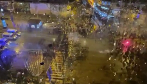 世界杯决赛后法国街头爆发球迷骚乱 警方发射催泪瓦斯
