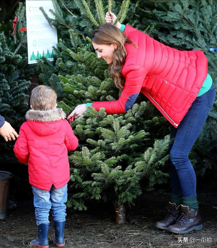 凯特现身圣诞树农场活动，棉服紧身裤身材抢镜，绿袜包裤脚太抢镜