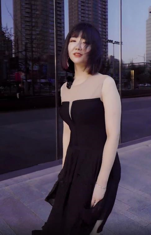 摘下口罩的杭州郑女士颜值被嘲，但穿抹胸裙街拍，仍然很有女人味