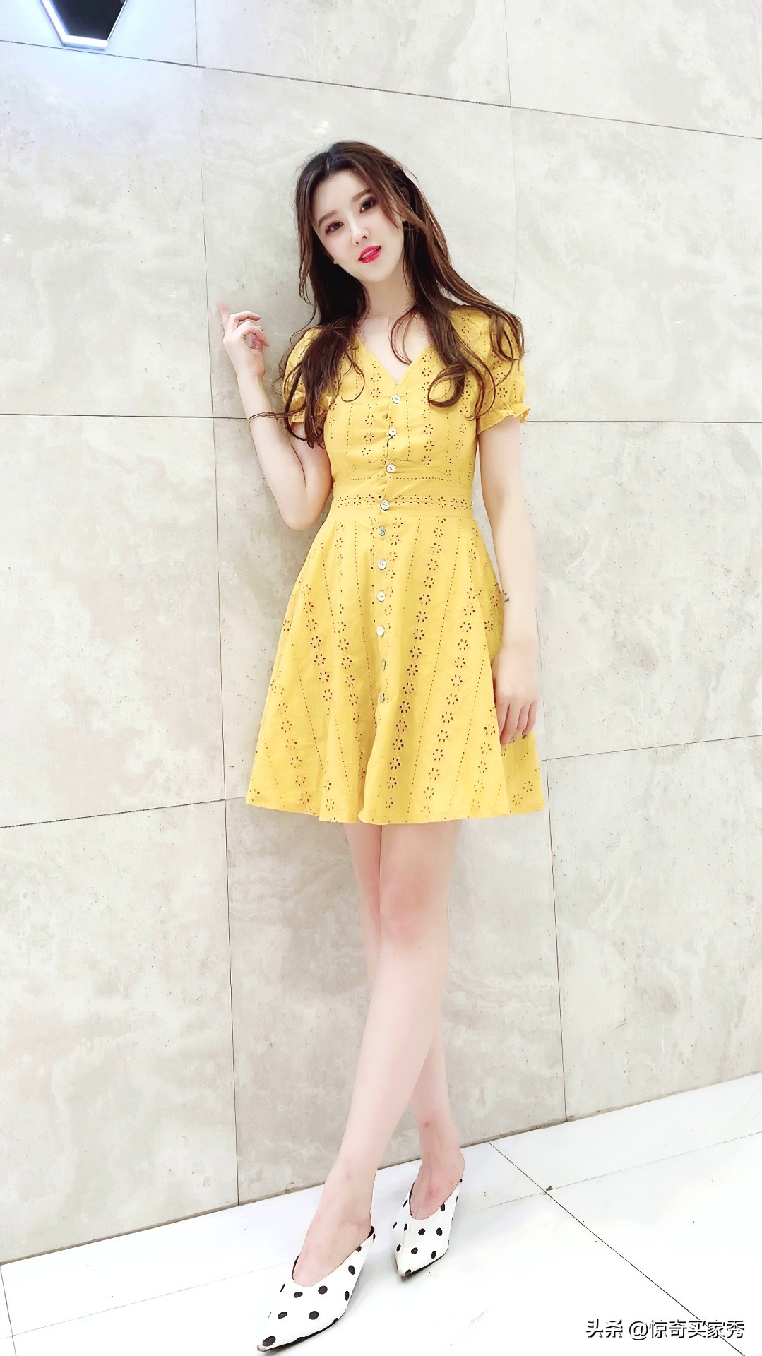 街拍美女明黄色连衣短裙，简约又时尚，暗花设计，展现温婉气质