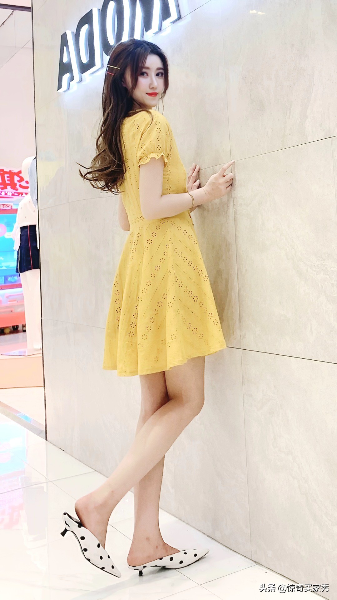 街拍美女明黄色连衣短裙，简约又时尚，暗花设计，展现温婉气质