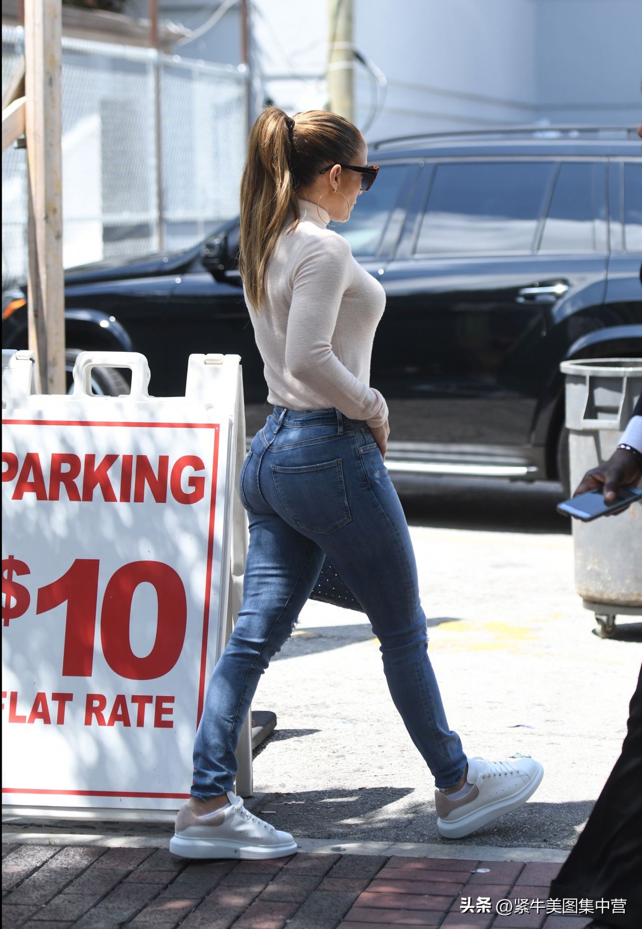 詹妮弗·洛佩兹 (Jennifer Lopez) 紧身牛仔裤街拍