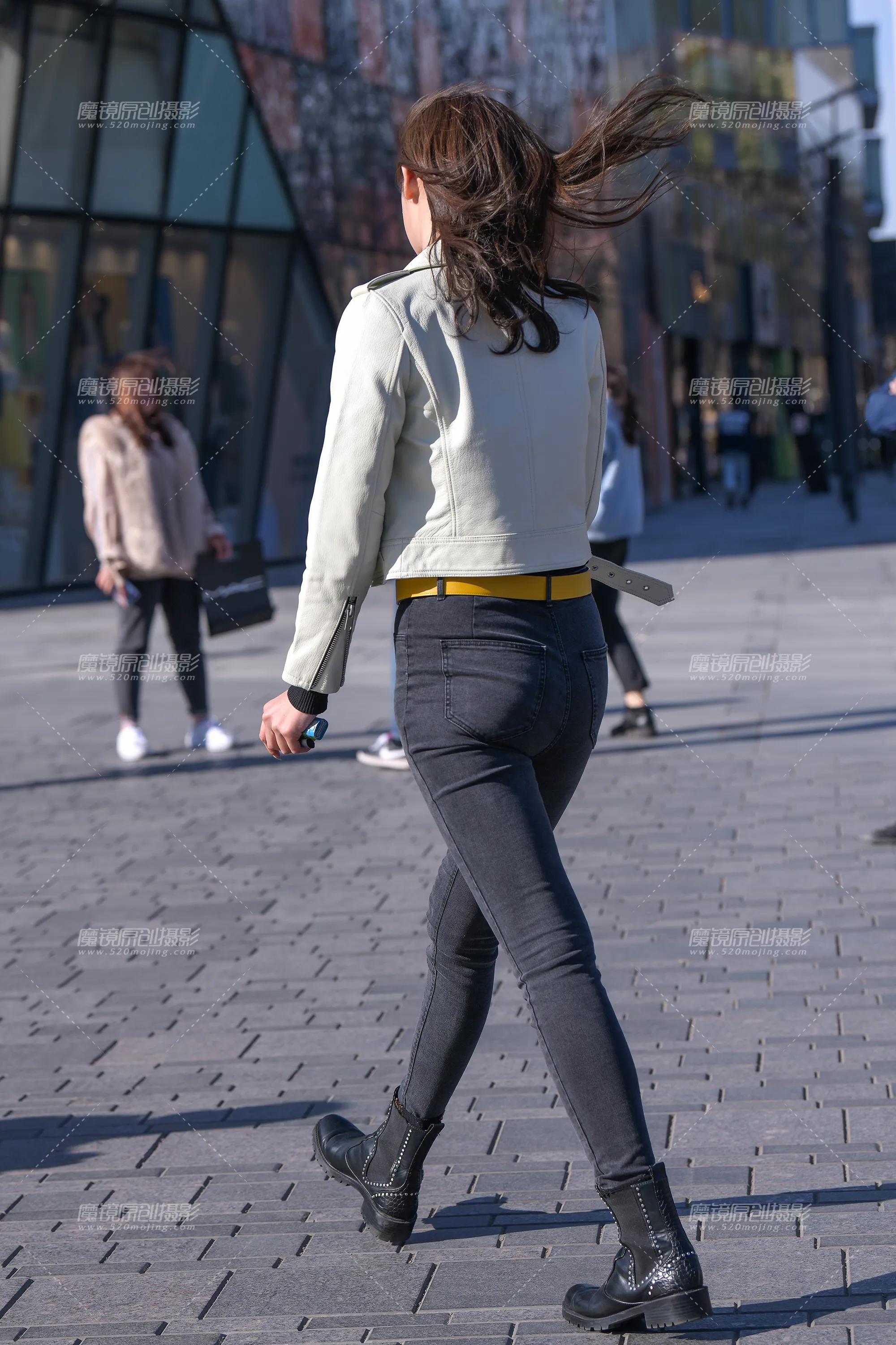 穿搭美图｜街拍黑色紧身牛仔裤搭配米色皮外套的时尚气质小姐姐