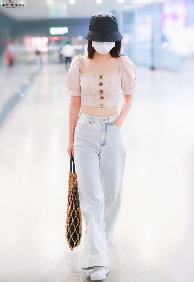 李沁机场街拍照：身穿一袭露脐装大秀“巴掌腰”，真是清新又撩人