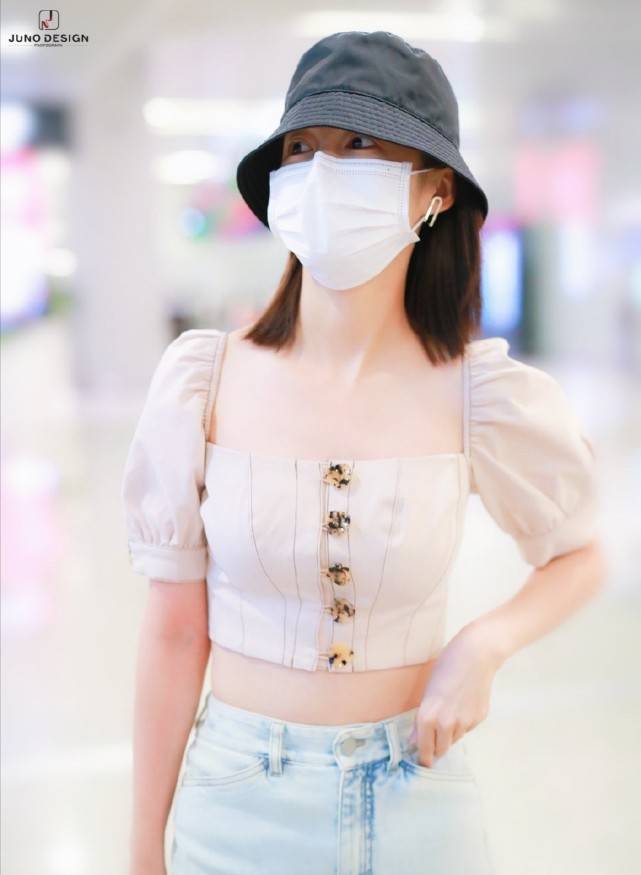 李沁机场街拍照：身穿一袭露脐装大秀“巴掌腰”，真是清新又撩人