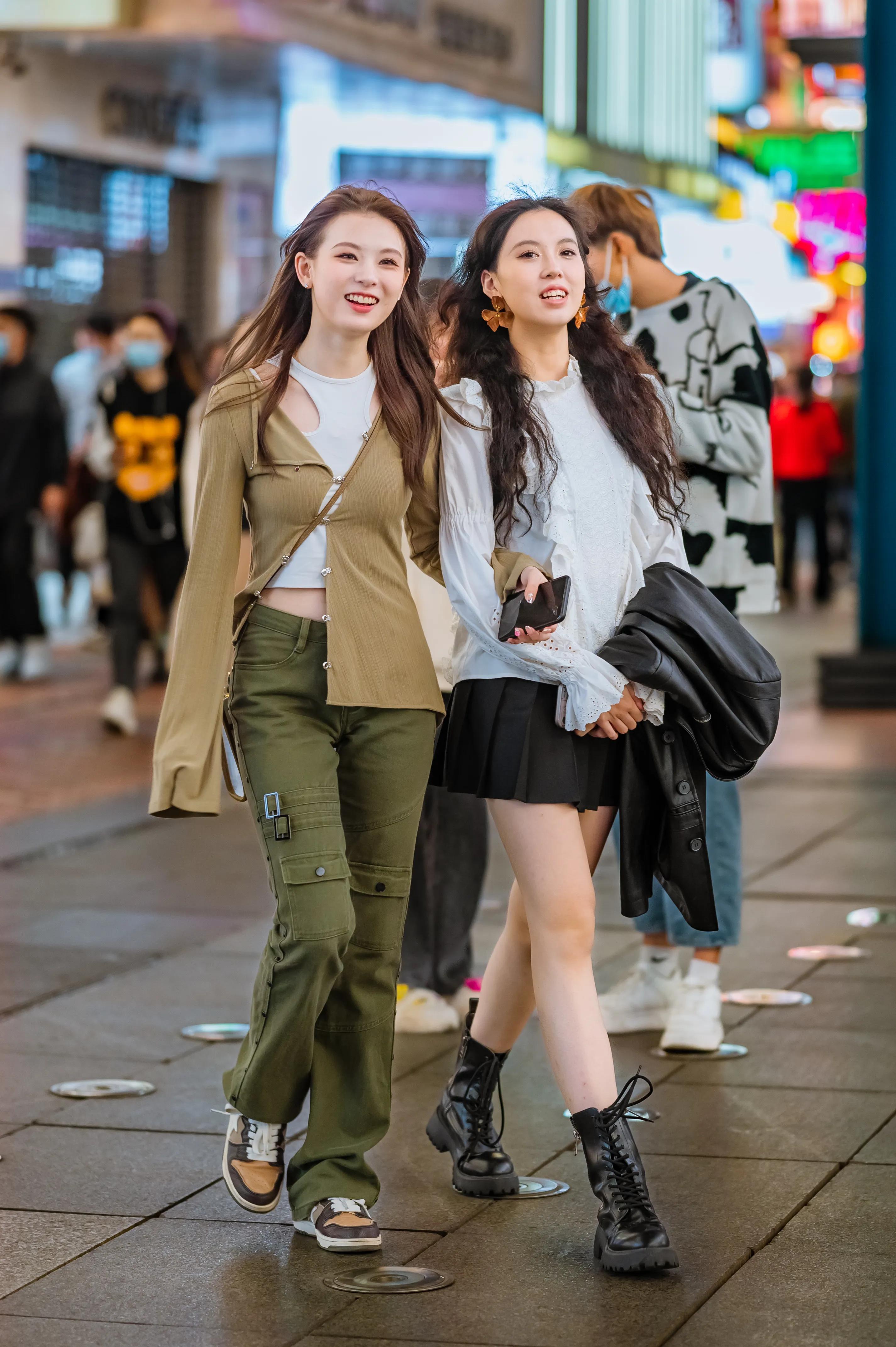 两个一起逛街的时尚姐姐，两种春季常见的穿搭方式