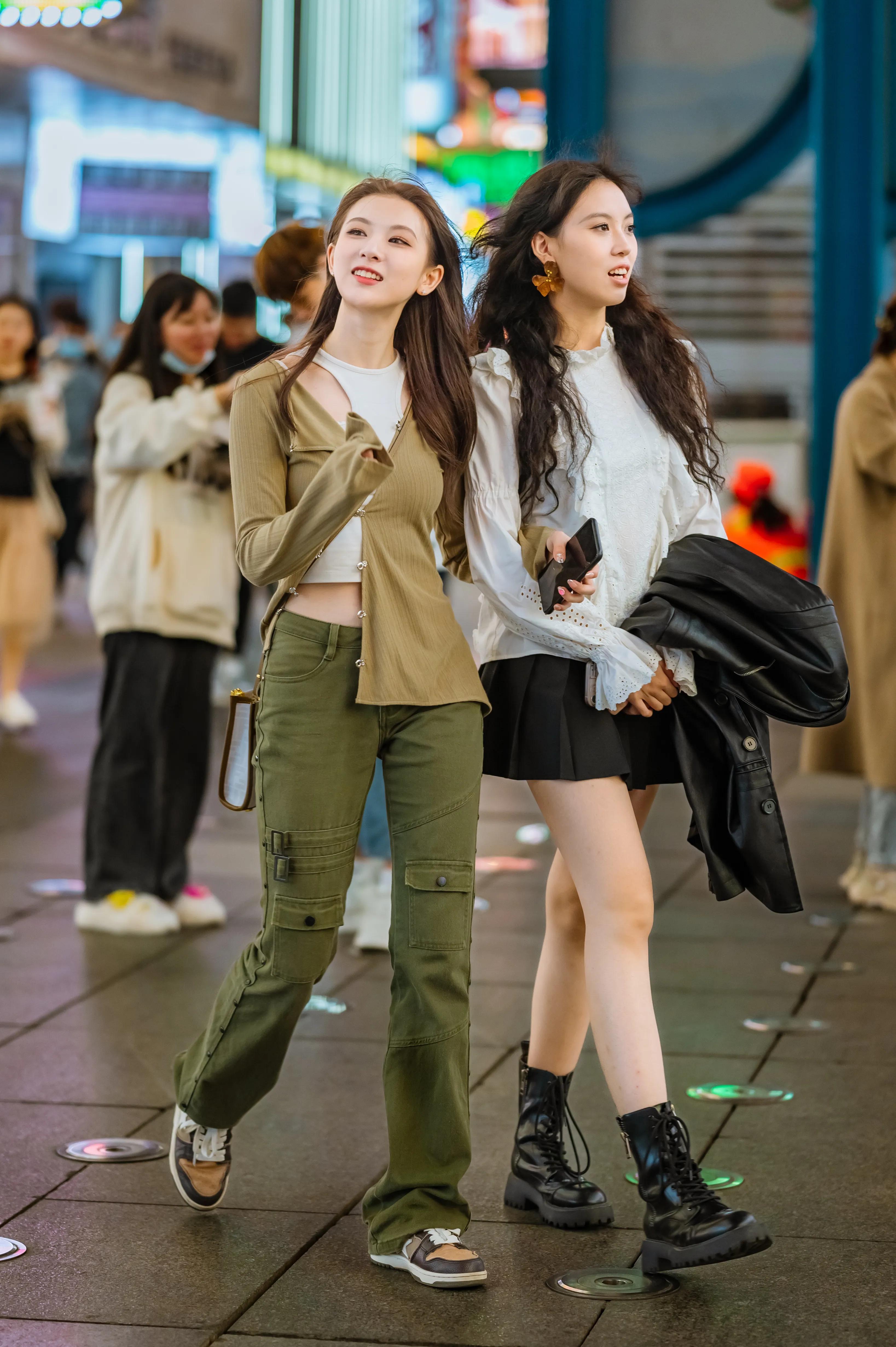 两个一起逛街的时尚姐姐，两种春季常见的穿搭方式