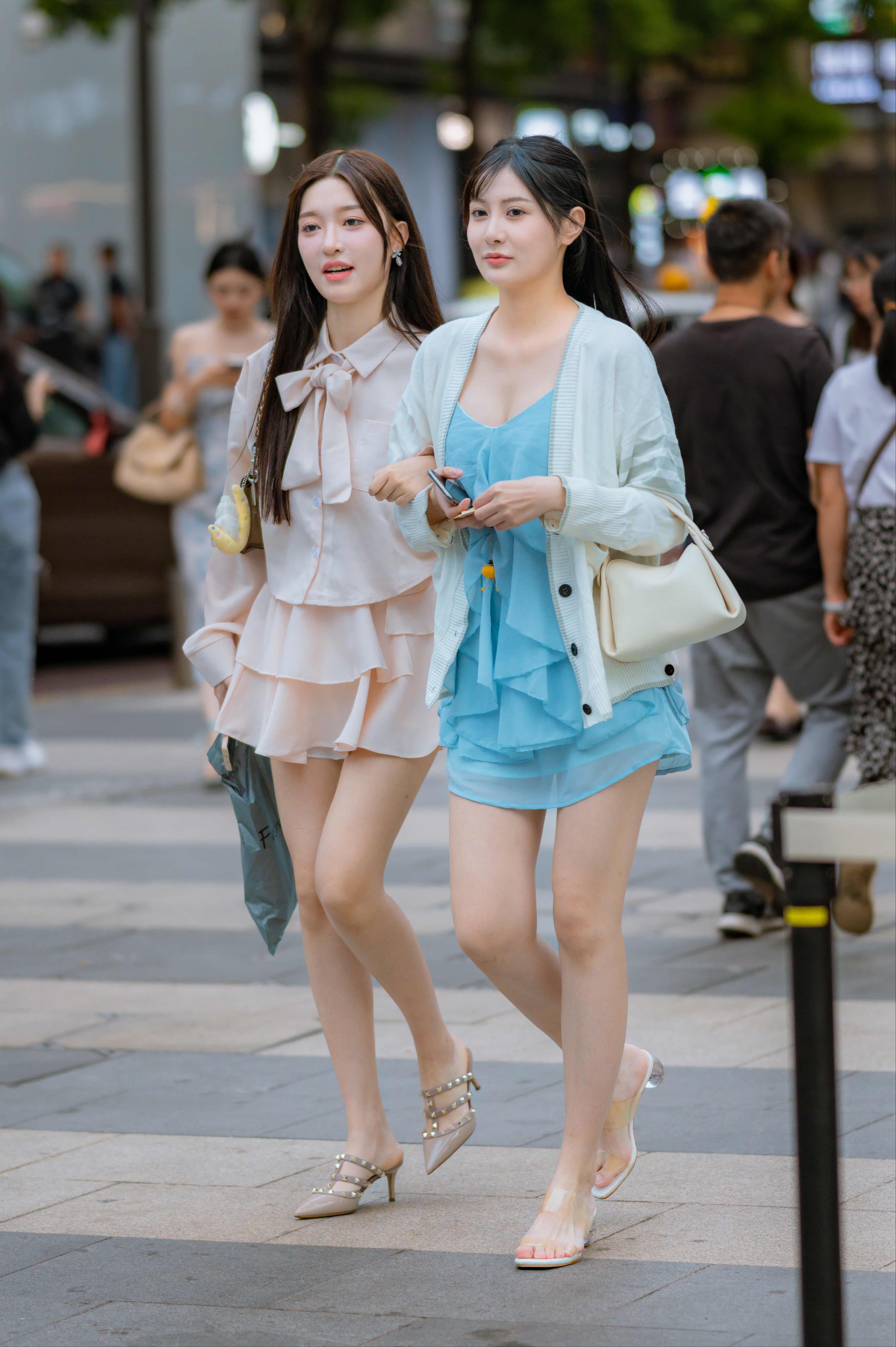 两个穿闺蜜装出行的时尚姐姐，裙装搭配高跟鞋更优雅
