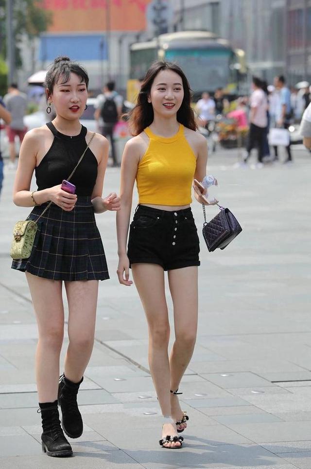 路人街拍，紧身连衣裙展现了女性的优雅，两个小姐姐看上去很性感