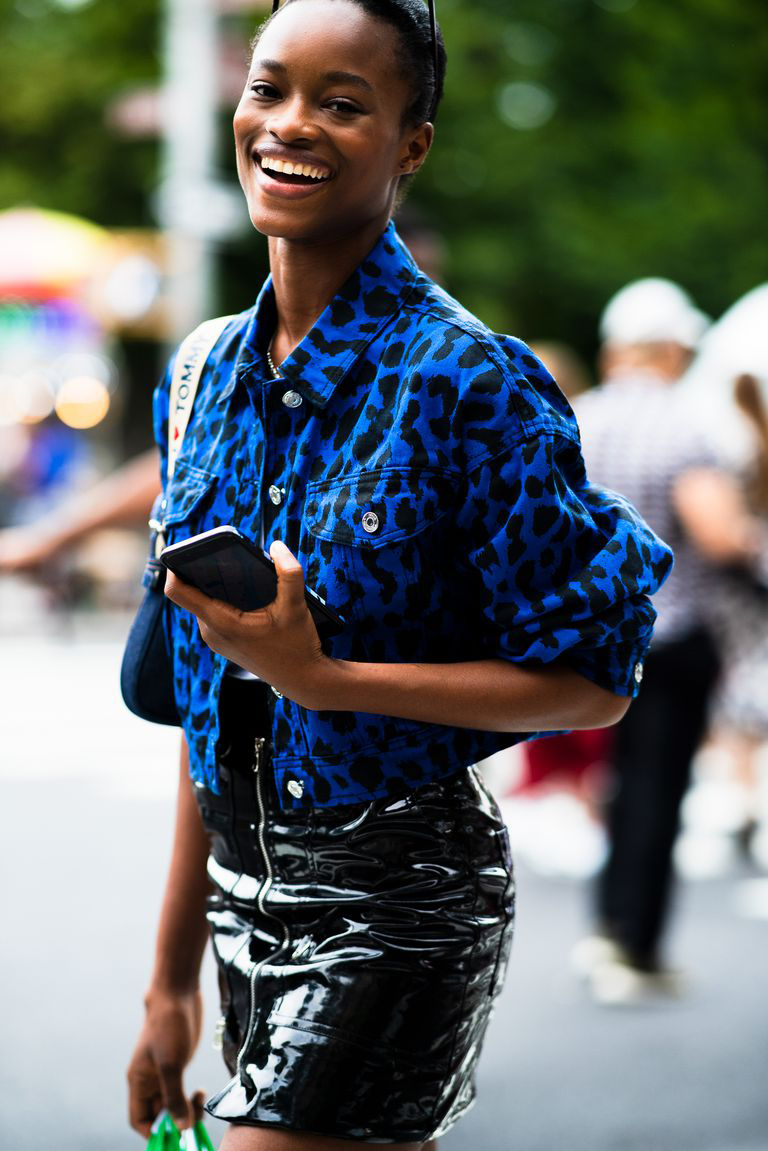 纽约时装周街拍潮人穿搭，达人热捧的理工男格纹与豹纹造型怎么搭