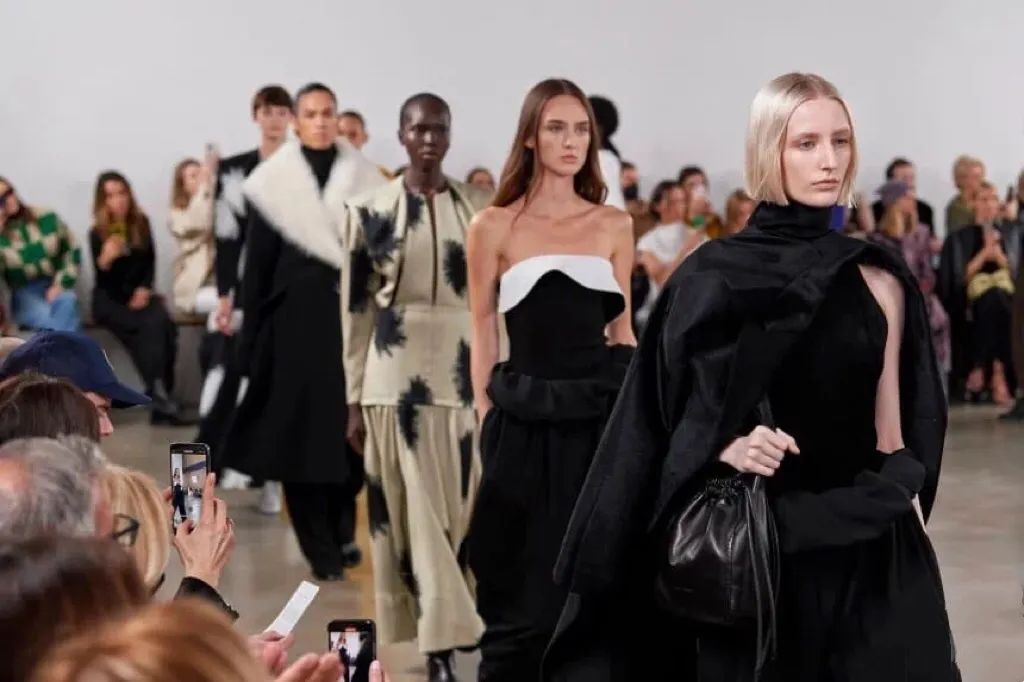 2022秋冬纽约时装周盘点：不少品牌往回看，傲娇的大牌在摆烂