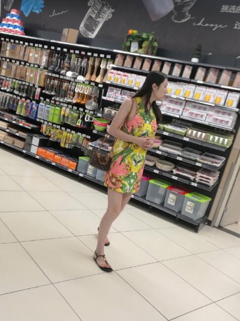 街拍：花色连衣裙美女，下班后在商场买菜