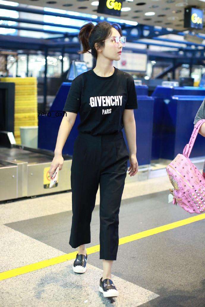 杨紫现身机场，穿破烂衬衫秀上围吸睛看似娇小身高却有1米67