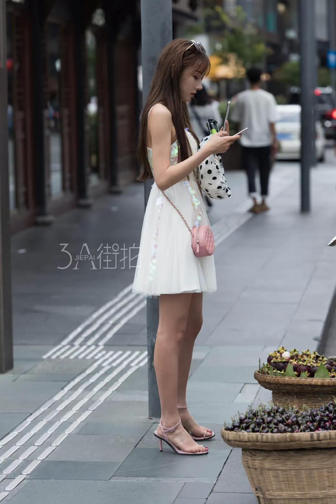 穿搭美图｜街拍白色珠片吊带裙穿搭的时尚气质小姐姐