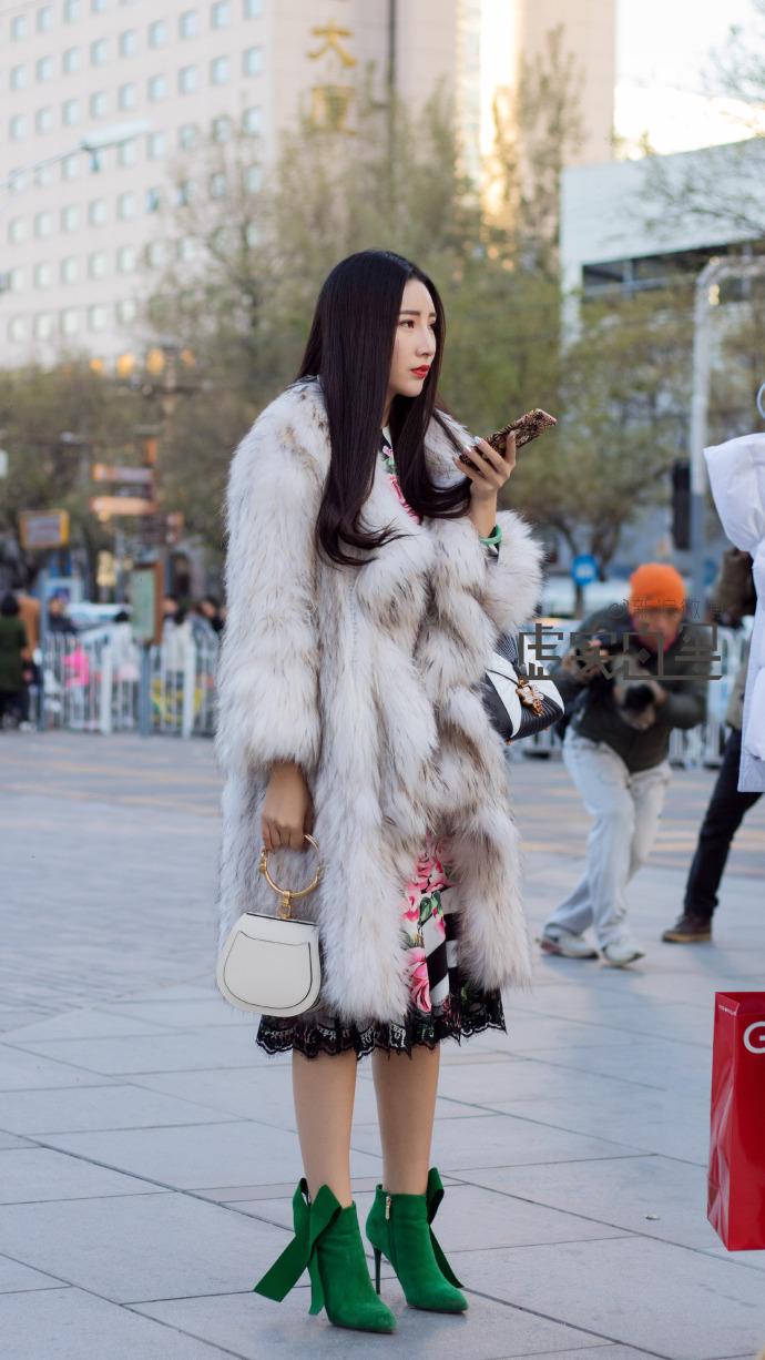 北京街拍，宝石蓝色的大衣内搭格子大衣，叠穿的穿法很有新意