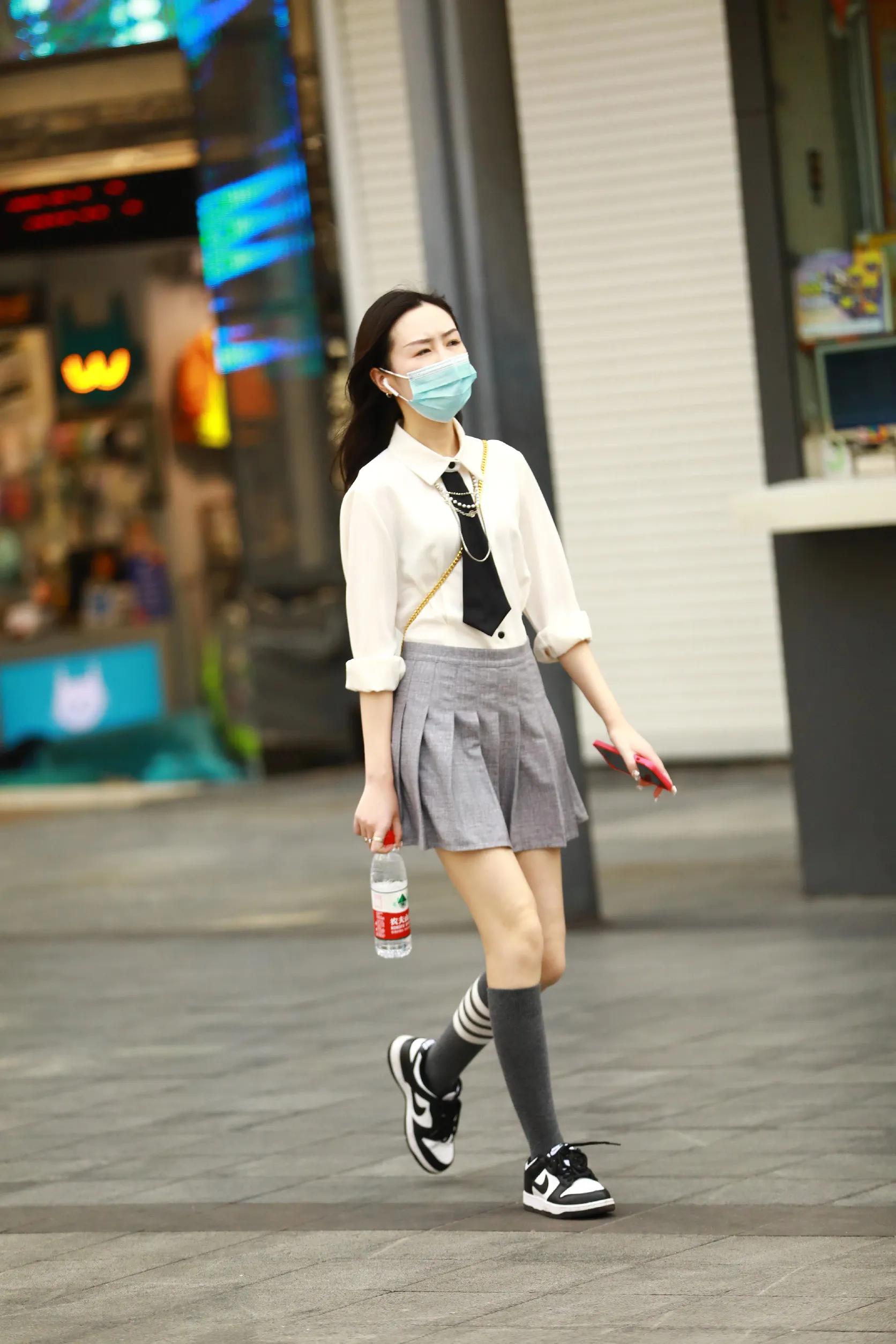 「重庆街拍」用镜头捕捉都市女性生活的风姿及品质(20220311)