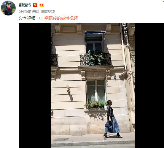 54岁刘嘉玲巴黎街头拍照，脚踩细高跟戴墨镜披黑色夹克，超酷