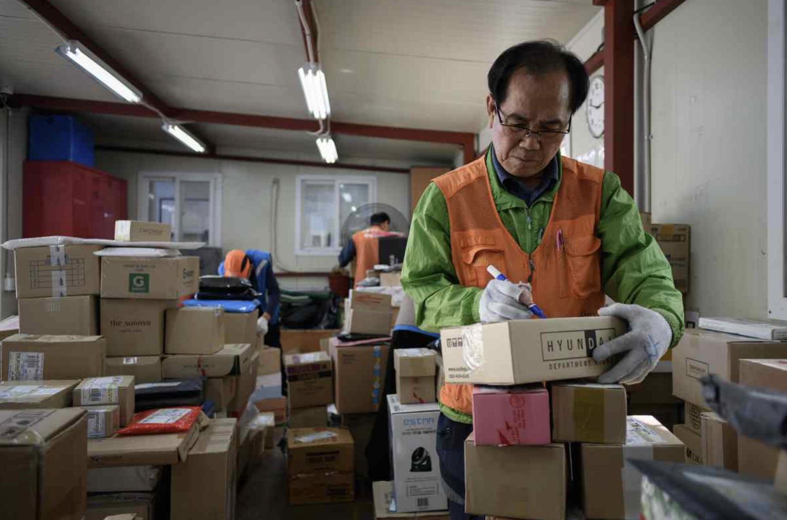 61岁进厂上班，64岁去工地搬砖，老年人成韩国就业新增主力