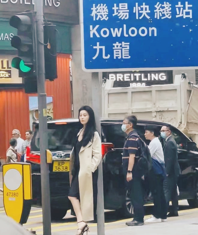 范冰冰现身香港街头，肤白貌美在人群中十分耀眼！网友：要复出？