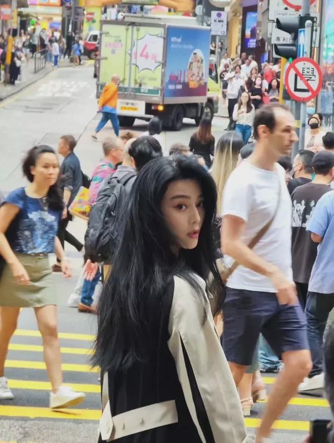 范冰冰现身香港街头，肤白貌美在人群中十分耀眼！网友：要复出？