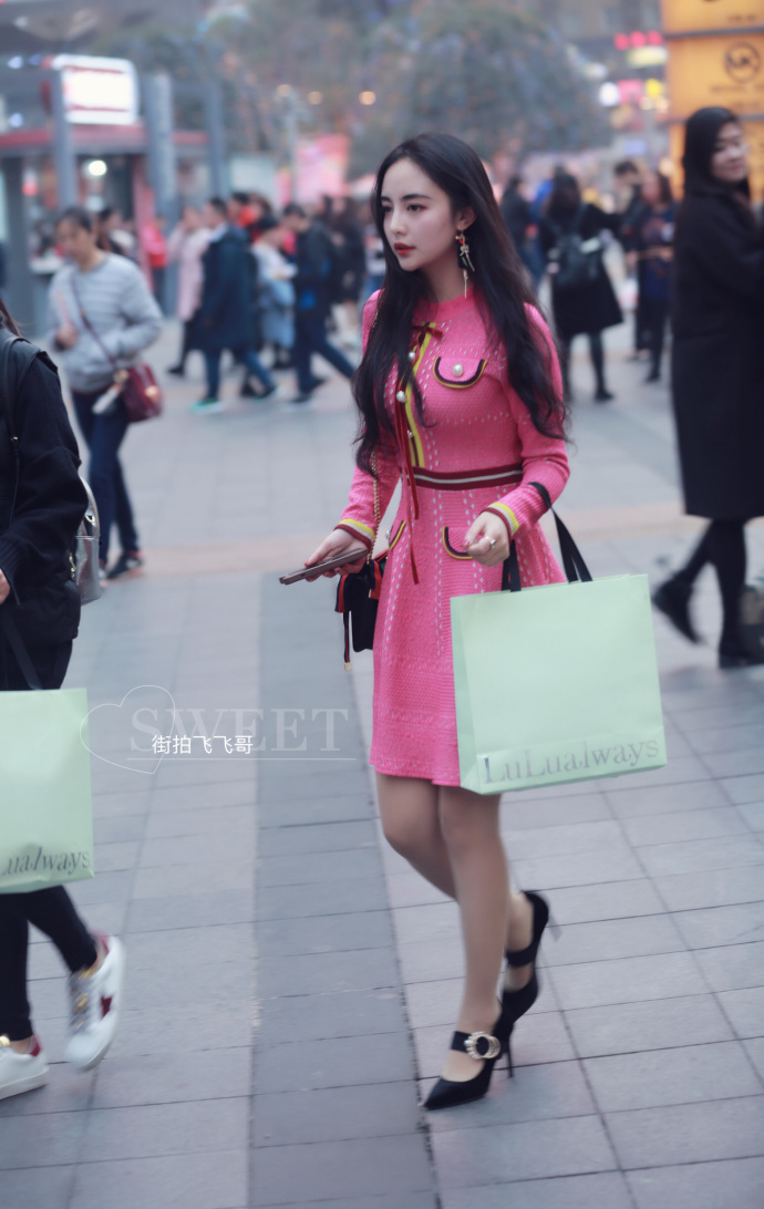 重庆街拍：粉红色连衣裙+扣饰尖头细高跟鞋，冷艳性感
