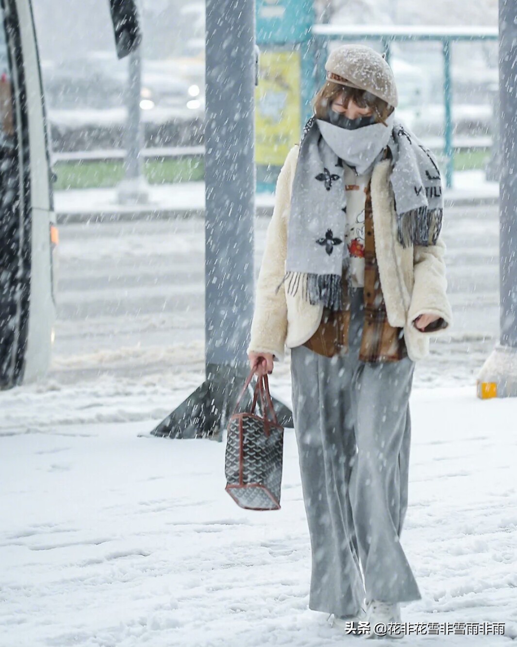 街拍：最美冬季雪景中的时尚穿搭！犹如掉入人间的“精灵”