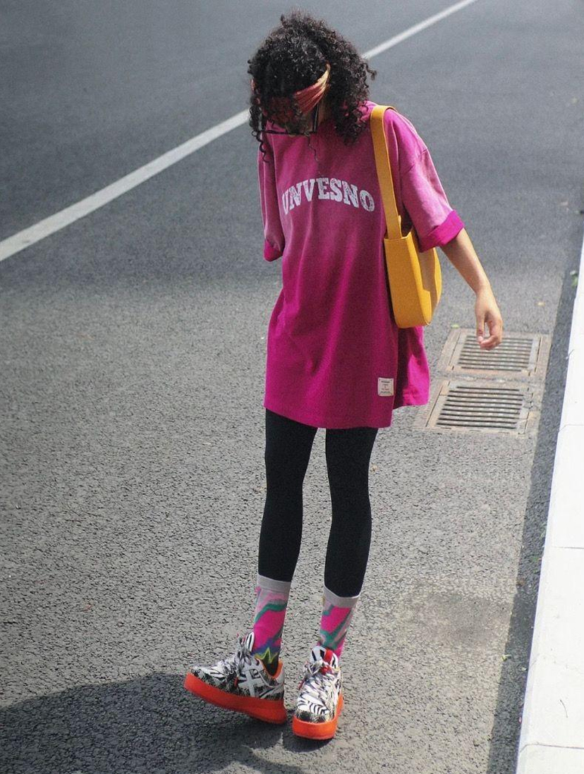 上海女生是真会穿！“T恤+瑜伽裤”时髦显瘦，小个子也能轻松驾驭