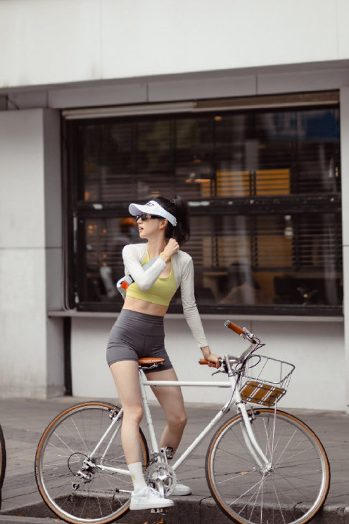 上海女生是真会穿！“T恤+瑜伽裤”时髦显瘦，小个子也能轻松驾驭
