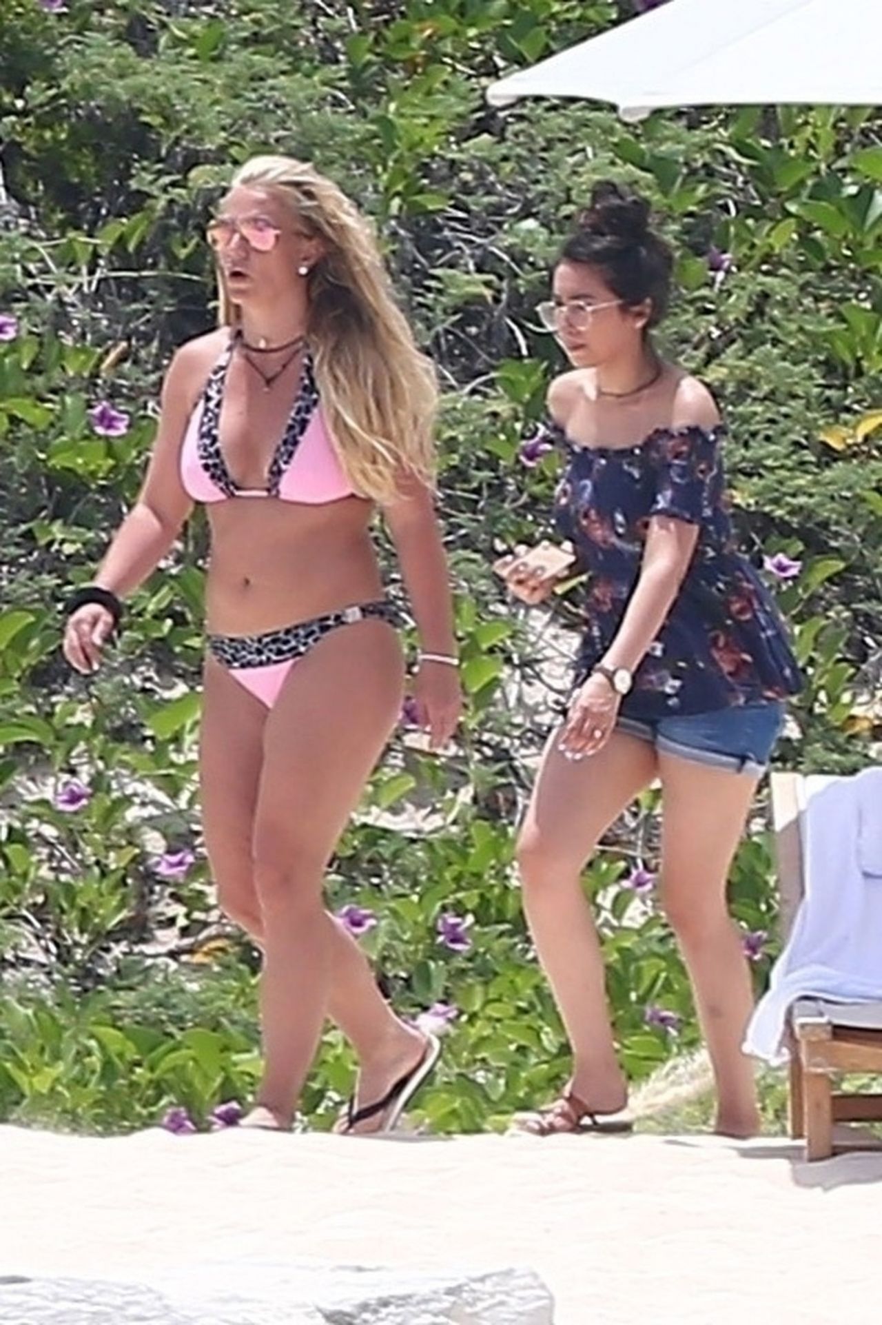 布兰妮·斯皮尔斯穿着比基尼在特克斯和凯科斯群岛的海滩