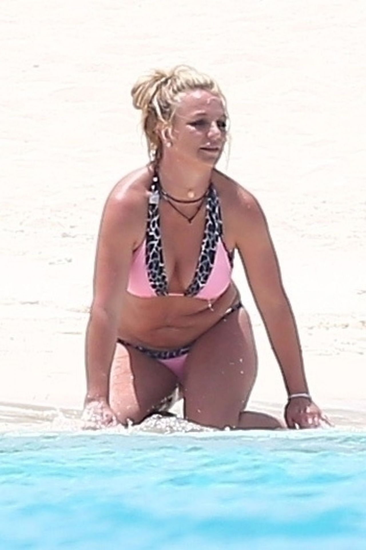 布兰妮·斯皮尔斯穿着比基尼在特克斯和凯科斯群岛的海滩