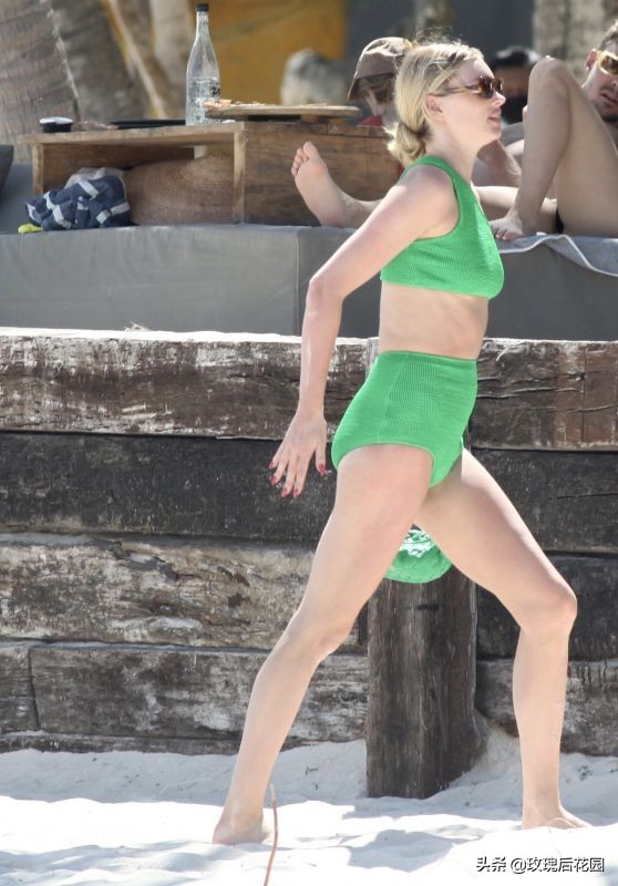 模特Elsa Hosk现身海滩，身穿绿色套装显出高挑好身材