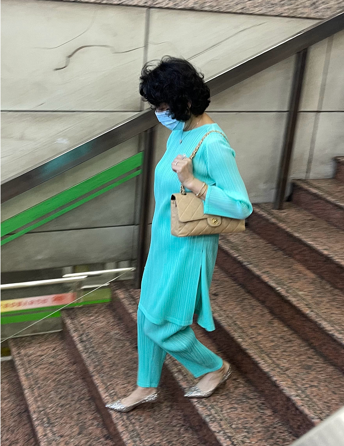 上海街头的65岁“老年穿搭”，打扮精致时尚，气质不输90后小年轻