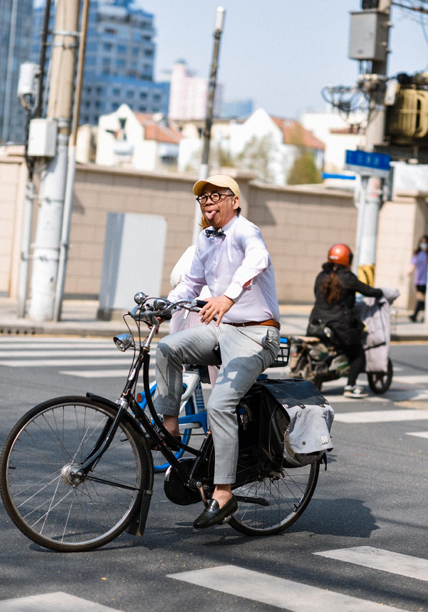上海街头的65岁“老年穿搭”，打扮精致时尚，气质不输90后小年轻