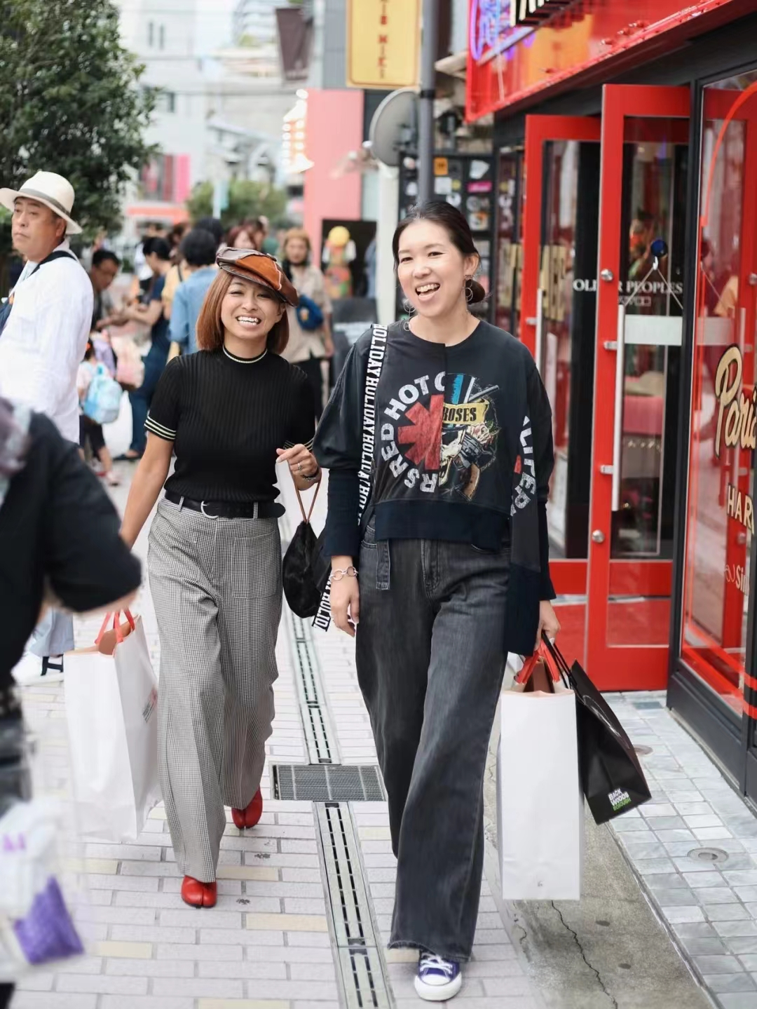 东京街头的中老年人都这么穿吗？也太时髦了，气场还挺优雅的