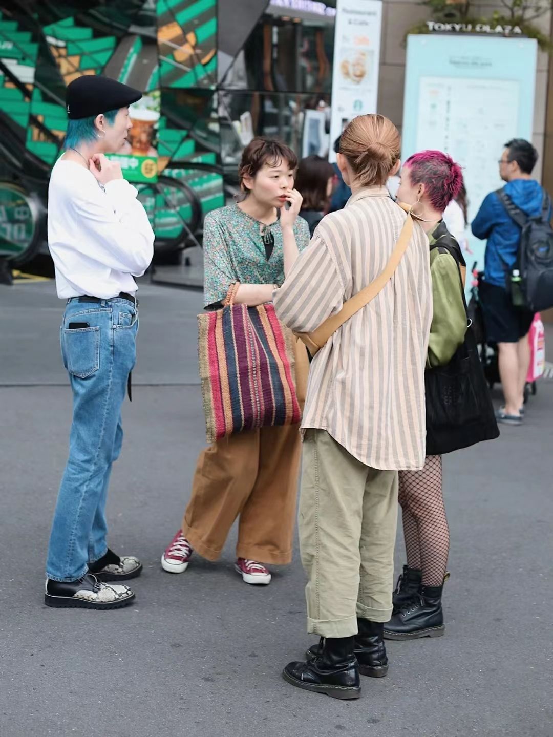 东京街头的中老年人都这么穿吗？也太时髦了，气场还挺优雅的