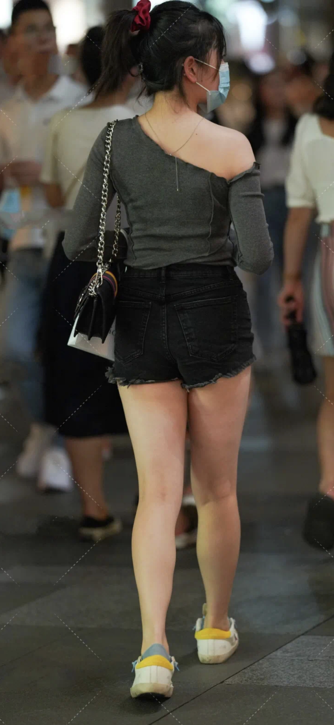 街拍时尚：短裤小姐姐，颜值好微胖型完美的S曲线身材，超美好看