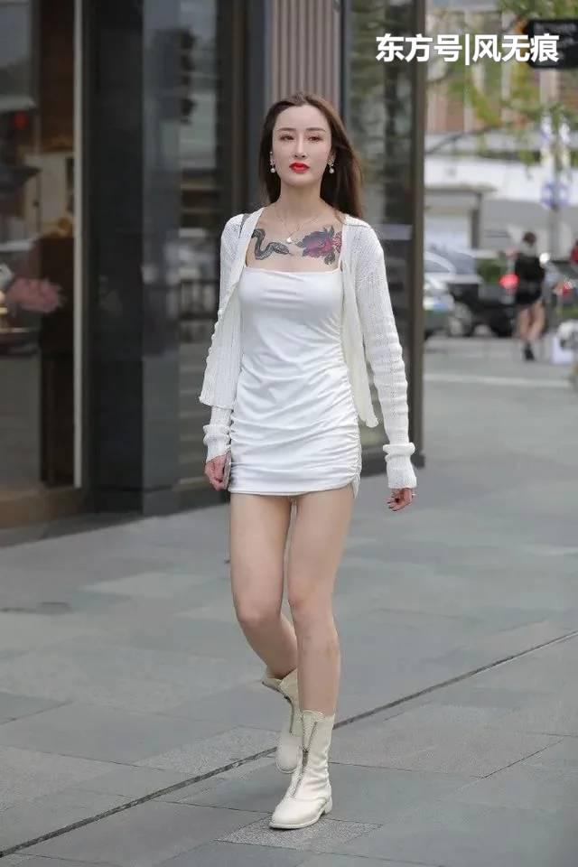 街拍：白色短裙的小姐姐时刻散发时尚女人味