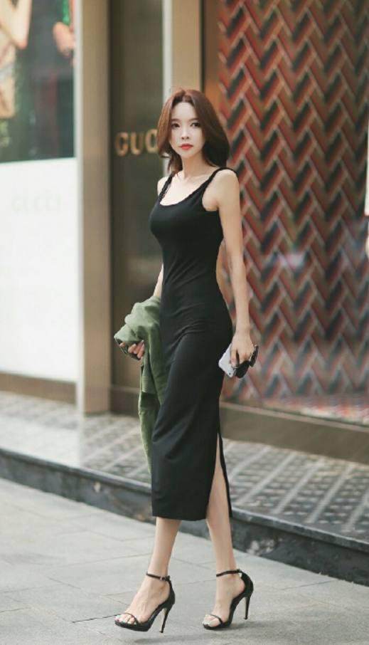 都市街拍：黑色长裙就应该这样穿，高挑中透漏着一丝神秘